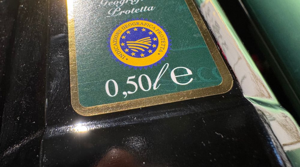 Olivenölflasche mit dem Aufdruck "0,50 l" und einem Euro-E. Zusammen liest es sich wie „o sole“.