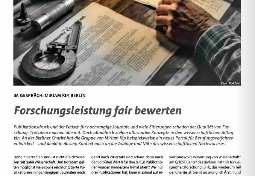 Screenshot aus dem im Post verlinkten Printartikel. Aufmacherbild von einem aufgeschlagenen Text, auf dem ein altes Messinstrument liegt und das rechts unten von einer schreibenden Hand verdeckt wird. Darunter Dachzeite und Überschrift "Im Gespräch: Miriam Kip, Berlin – Forschungsleistung fair bewerten", gefolgt von Vorspann und ersten Textzeilen.
