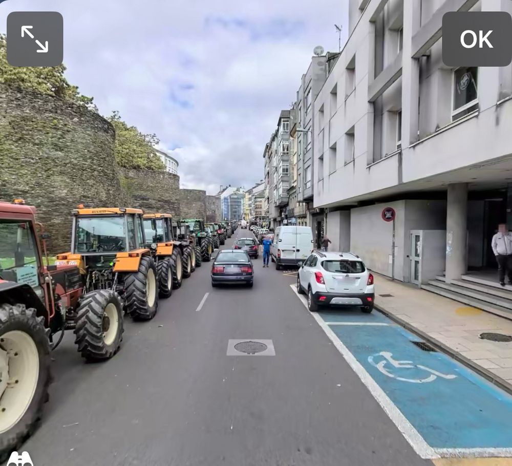Foto de Apple Maps da Ronda diante do edificio dos sindicatos. Todo o carril da Muralla ta ocupado por tractores.