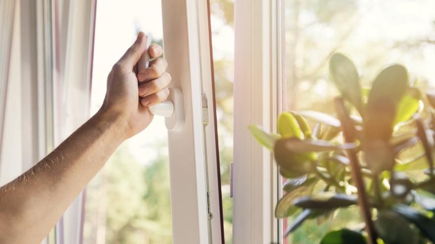 das bild zeigt ein fenster, welches auf kipp gestellt wird.