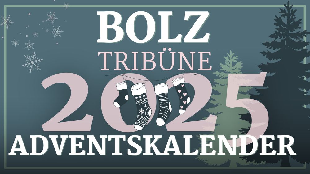 "Bolztribüne-Adventskalender 2025" unter "Bolztribüne" hängt eine stilisierte Leine mit Weihnachtssocken, rechts am Rand schemenhaft zwei Nadelbäume, links oben in der Ecke einige dezente Schneekristalle, das alles auf dunkelgrünem Grund.