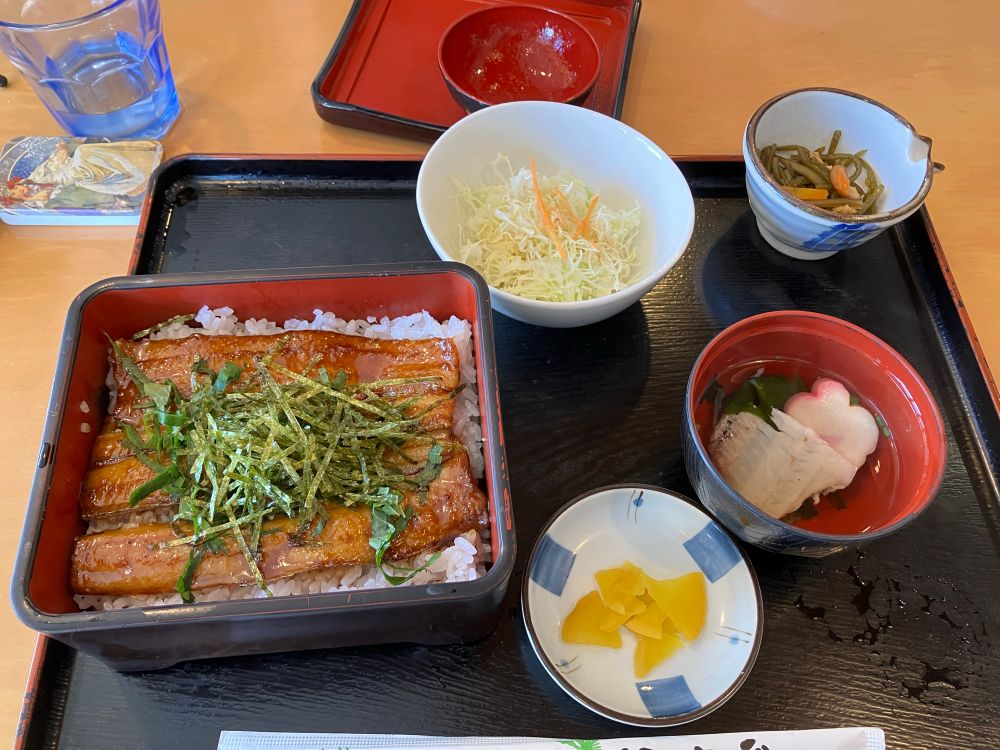 太刀魚重に副菜はサラダ、糸蒟蒻、
お吸い物と刻み沢庵が付いてました