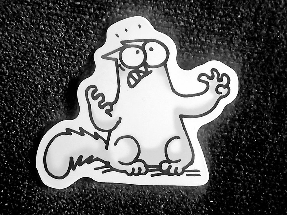 SW Foto 
Schwarzer Hintergrund 
Weißer Sticker Comic 
Katze weiß mit erhobenen Pfoten sitzend, Augen nach oben gerichtet 
Verzweifelter Blick 