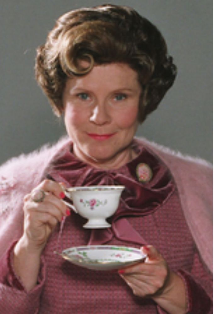 Dolores Umbridge mit einer Teetasse.