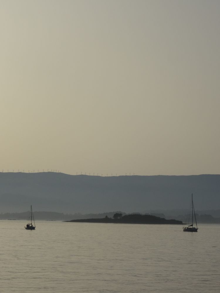Misma línea del horizonte que en el apartado anterior pero esta vez con un barco velero a cada lado del islote