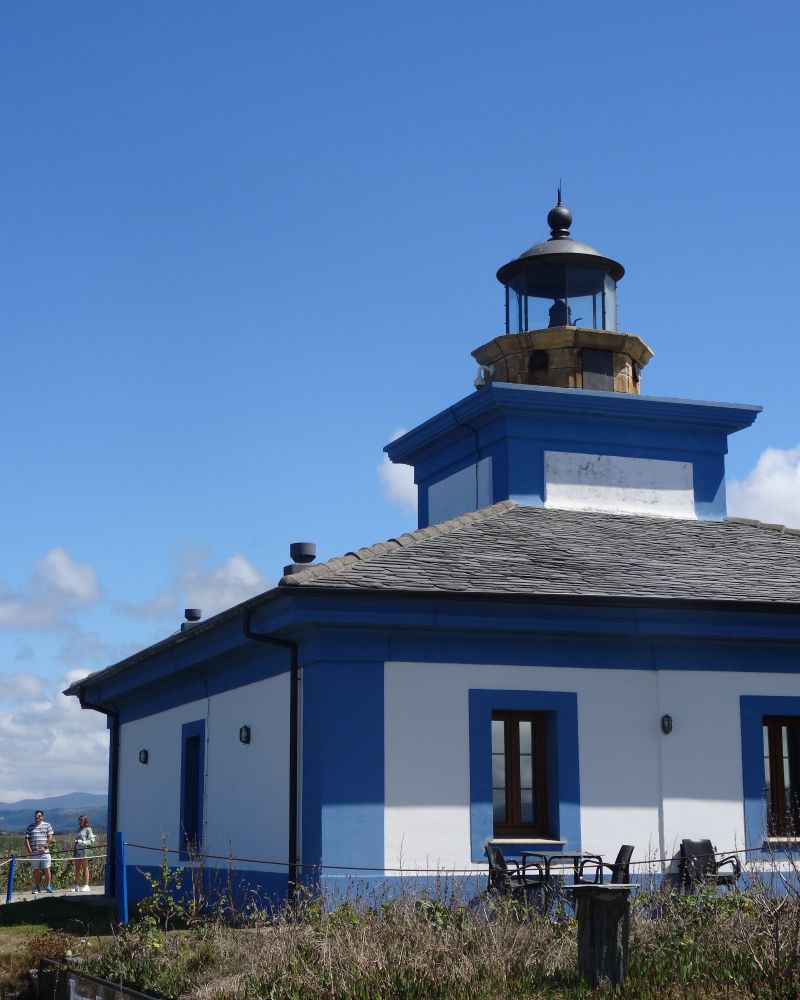 Casa del faro pintada de blanco con detalles en azul