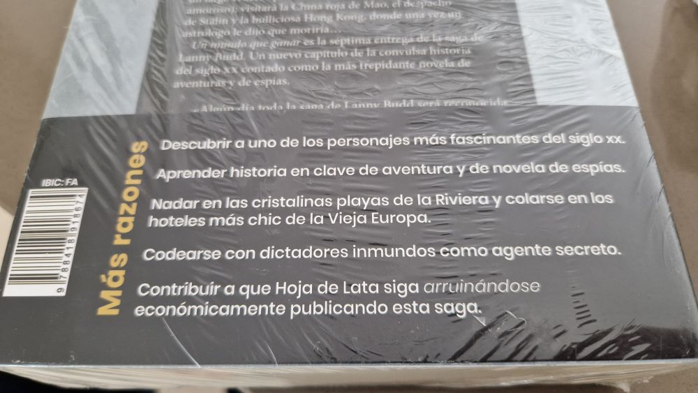 Más razones:
Descubrir a uno de los personajes mas fascinantes del siglo XX.
Aprender historia en clave de aventura y de novela de espías.
Nadar en las cristalinas playas de la Riviera y colarse en los hoteles más chic de la Vieja Europa.
Codearse con dictadores inmundos como agente secreto.
Contribuir a que Hoja de Lata siga arruinándose económicamente publicando esta saga.