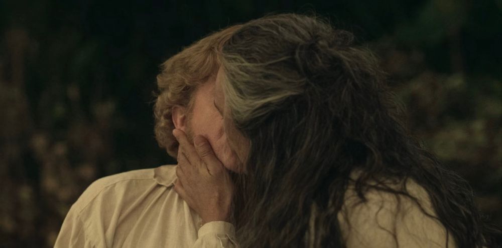 A still of ed and stede kissing in ofmd season 1