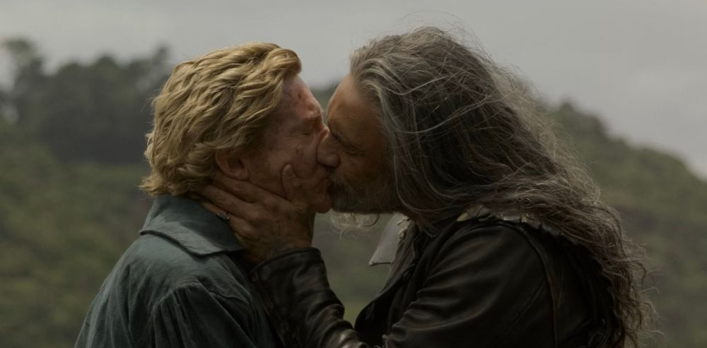 A still of ed and stede kissing in ofmd season 2, episode 8 at the beach