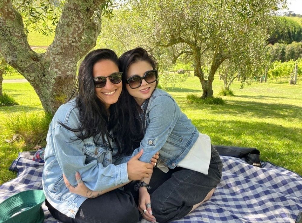 A picture of madeleine and ruibo hugging while sitting in a blanket from ofmd season 2 filming times