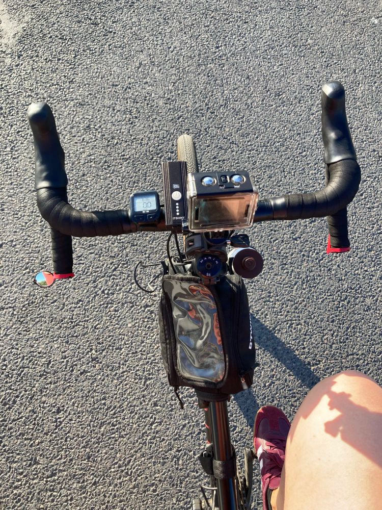 Photo de l’avant de mon vélo prise du siège conducteur 