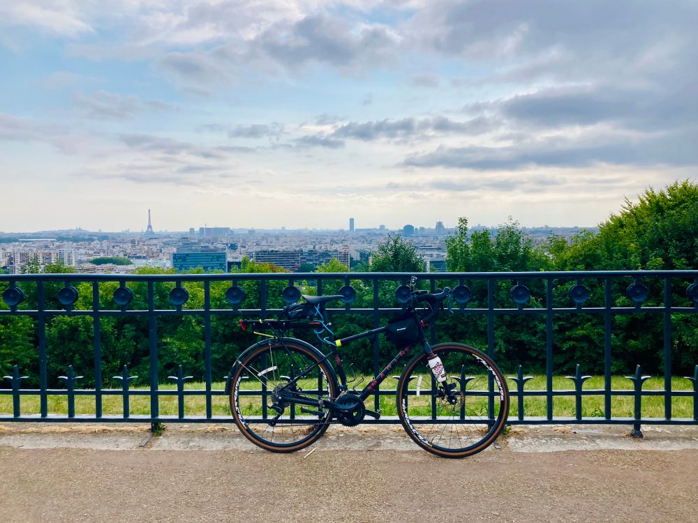 Photo du vélo devant le balcon du parc de saint cloud avec vue sur Paris