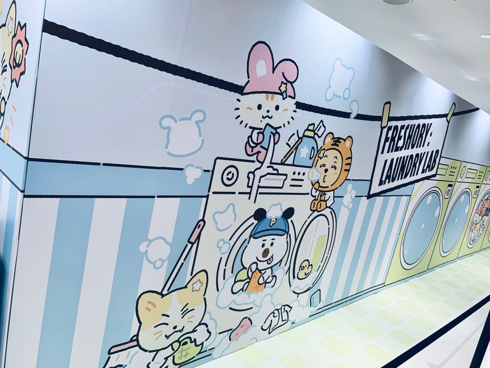 ポップアップストアの壁の写真。ランドリーラボのキャラクターが洗濯されているイラスト