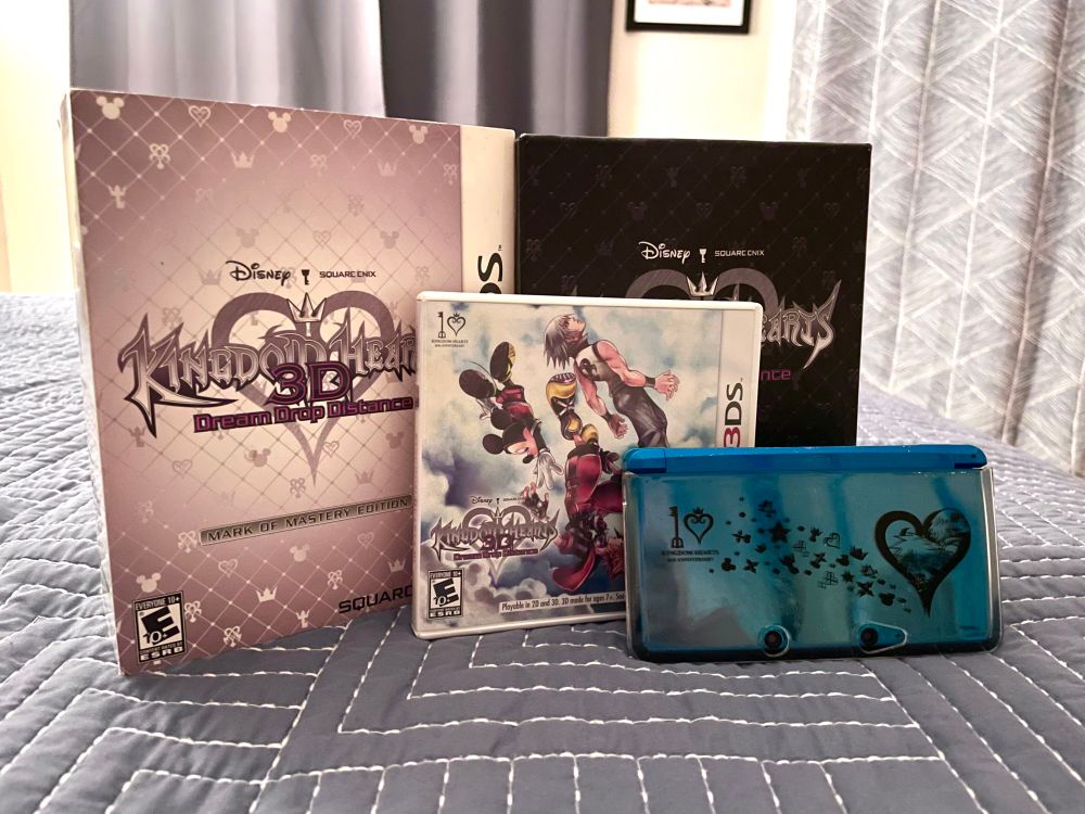 Display of the KH3D Mark of Mastery Edition + Game box + KH 10th Anniv 3DS Cover