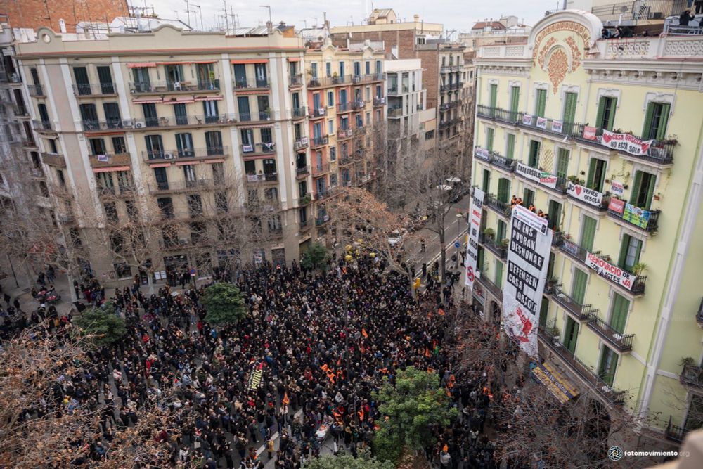 Fotografia de la mobilització contra el desnonament.  📸 Fotografia de @Chichiflesky / @Fotomovimiento