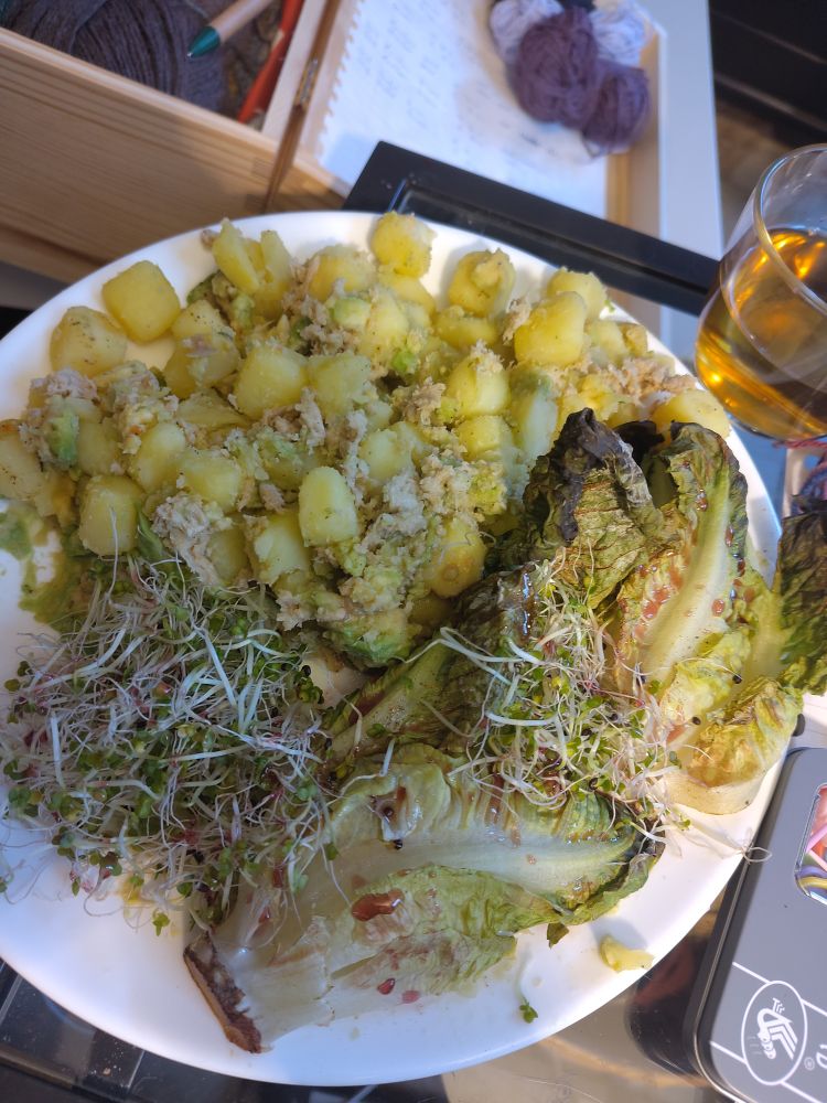 Snelle hap. #vegan natuurlijk.
Krieltjes,avocado, vegan tonijn, broccoli kiemen, mini slaatjes, even in de airfryer met peper-zout en als laatste kersenazijn over t groen.
