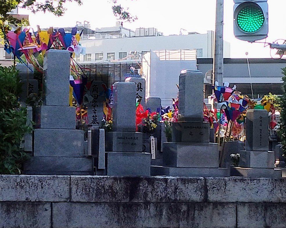 色とりどりの盆灯籠が立てられた墓所。