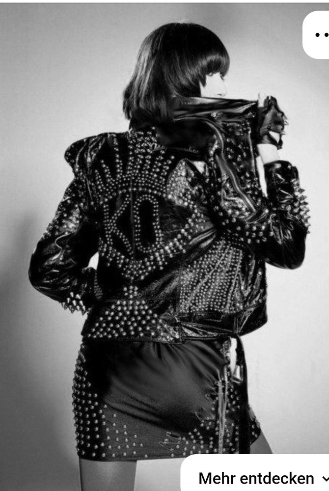 karen o in lederjacke mit nieten, die ihre initialen k und o formen