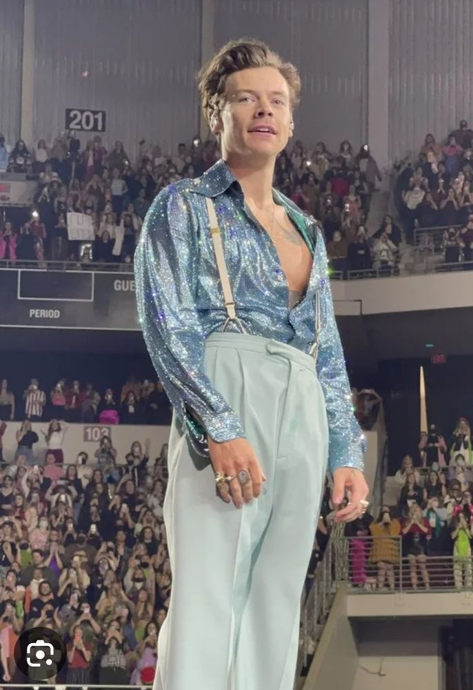 harry styles in weiter anzughosr und glitzerndem hemd und hosenträgern