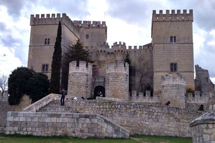 Con menos de 600 habitantes, este encantador pueblo tiene uno de los castillos medievales mejor conservados de España
 