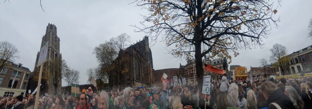 Manifestatie met duizenden mensen op Domplein