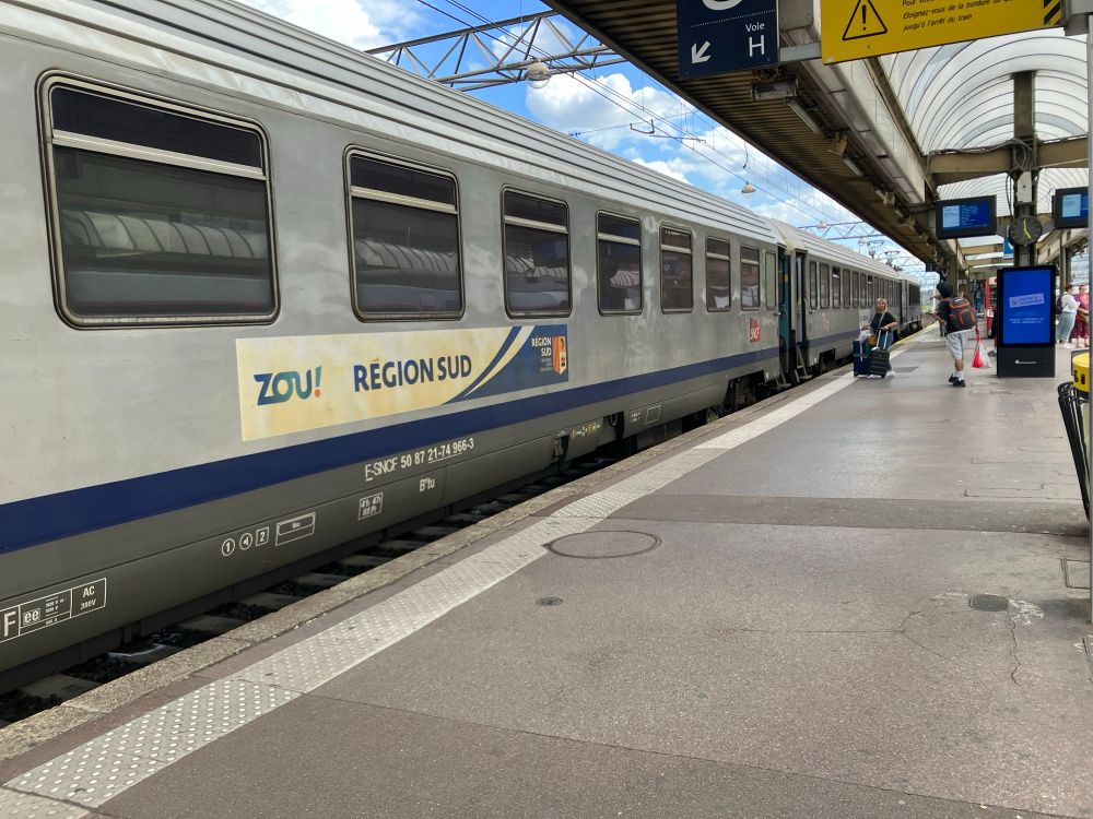 Vieux train à quai ZOU! Région sud