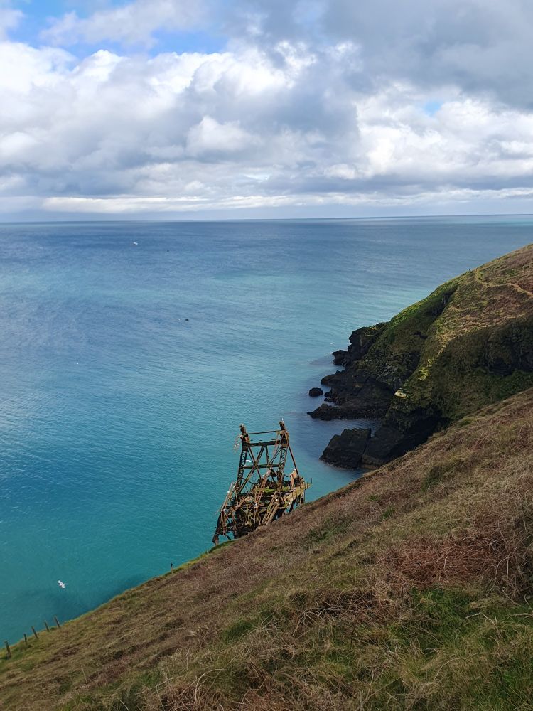 Īrijas dienvidos ar skatu uz Atlantijas okeānu