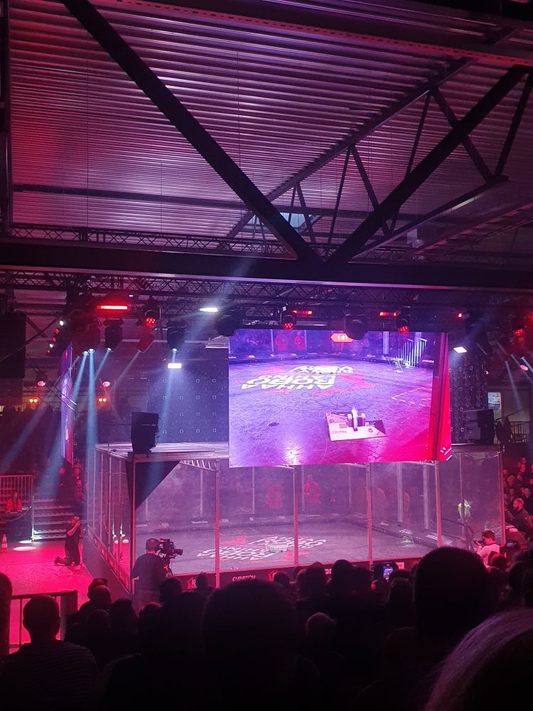 lielu robotu cīņas lielā ringā