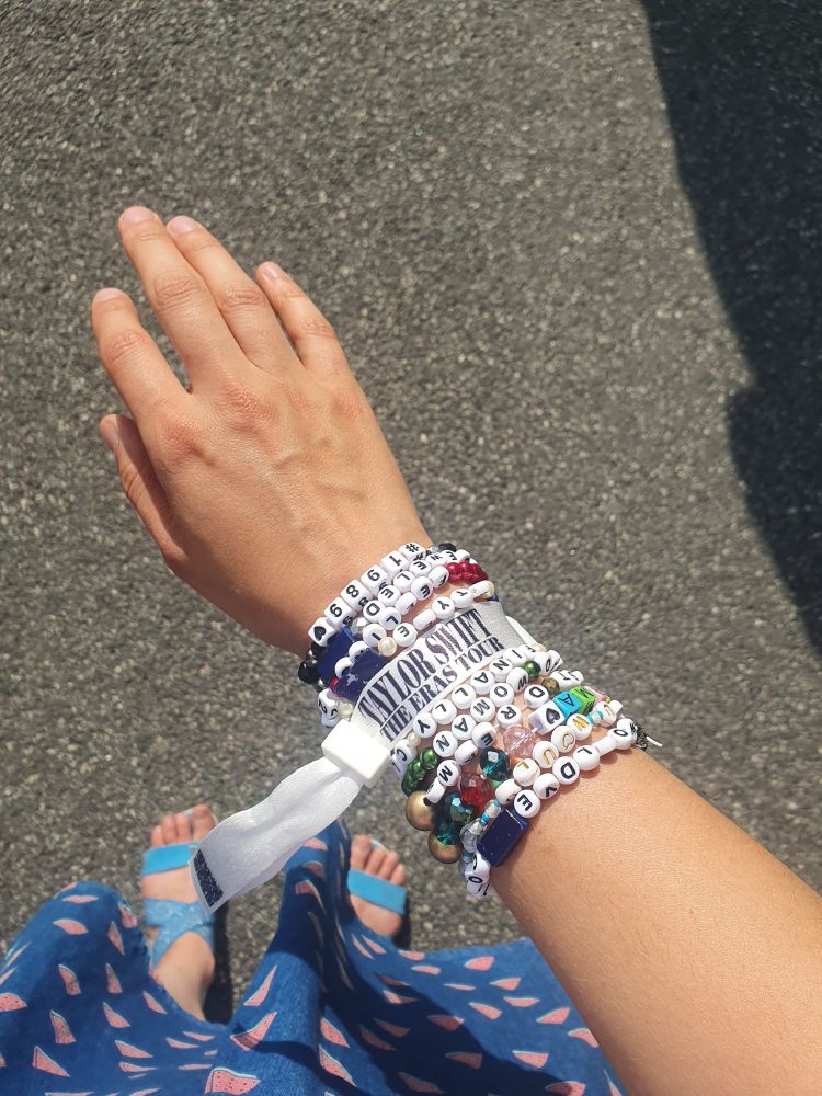 esmu nonākusi Varšavas stadionā uz Taylor Swift | The Eras Tour koncertu, mana roka ir noklāta ar draudzības aprocēm, man ir īpaši piemeklēts outfits