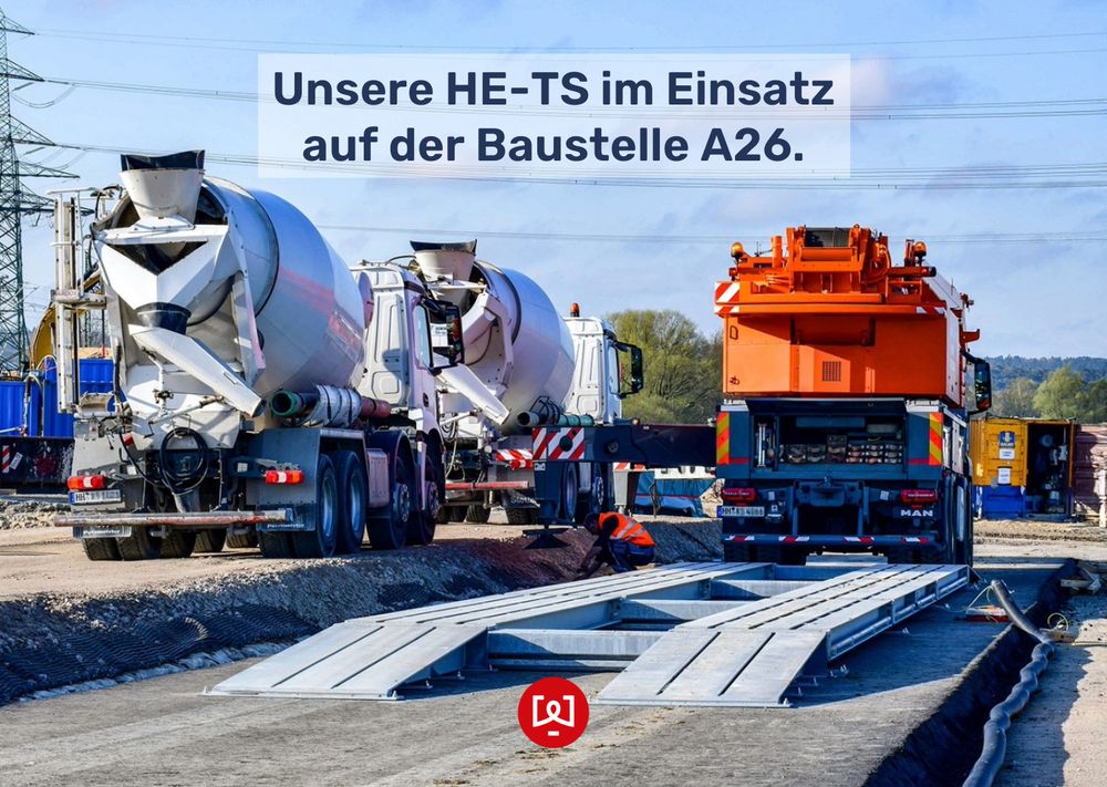 Auf der Baustelle: Zwei Betonmischfahrzeuge und ein weiterer großer oranger LKW sind schräg von hinten zu sehen. Der orangefarbene LKW fährt gerade von den Rampen einer feuerverzinkten mobilen Fahrzeugwaage HE-TS herunter. 