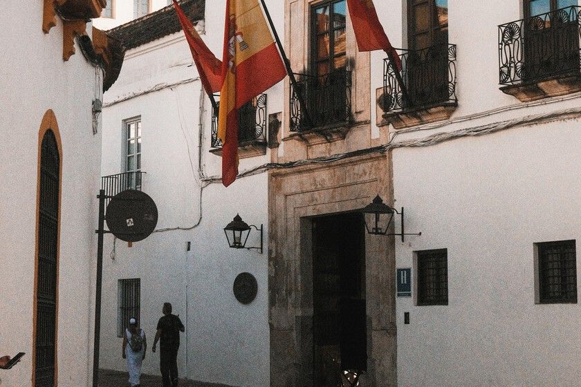 Moreno Bonilla acuerda con los sindicatos de Andalucía la subida de sueldos para 65.000 empleados públicos: aquí las claves del pacto 