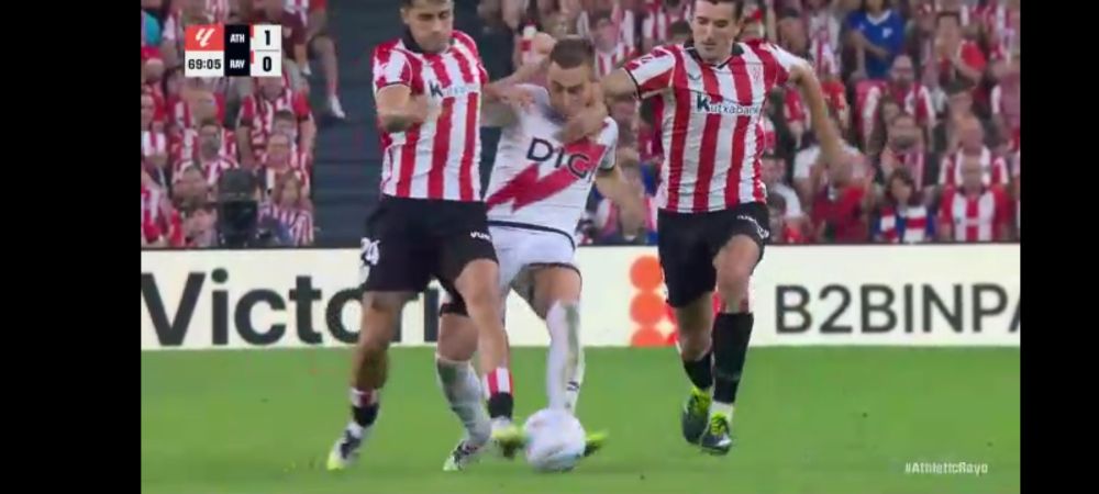 Athletic Bilbao in white with red stripes, Rayo Vallecano in white with red stripe.