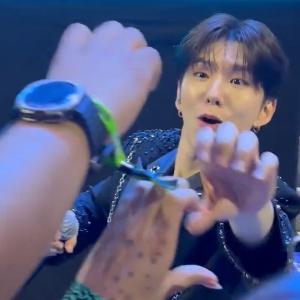 kihyun completing the heart of a fan at kcon 