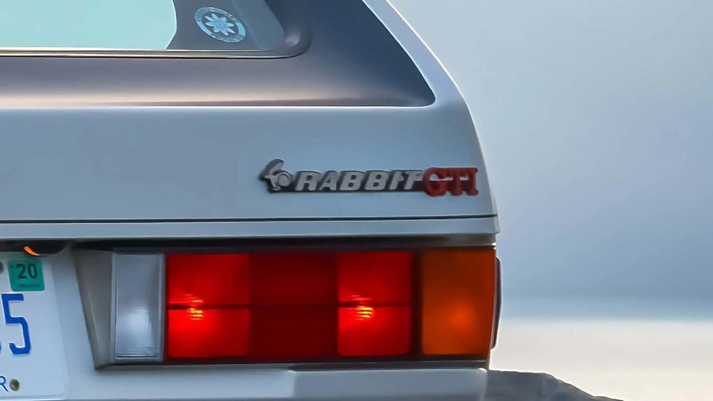 VW Golf hieß in den USA VW Rabbit. Sichtbar ist die Heckansicht eines Rabbit GTI mit Schriftzug RABBIT GTI.