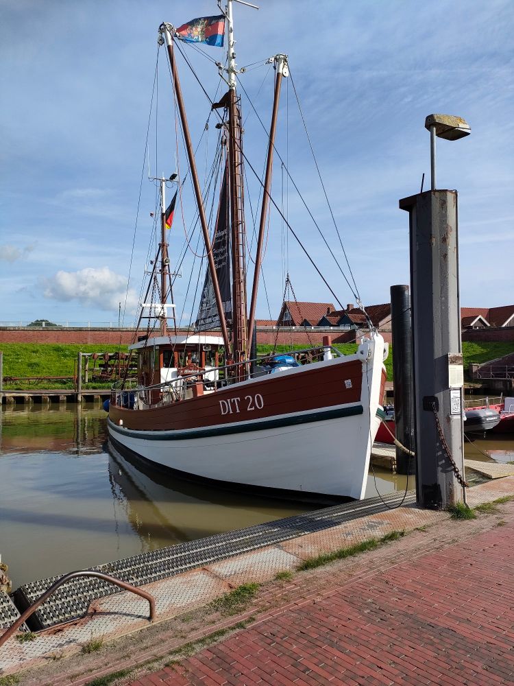Krabbenkutter im Hafen von Ditzum
