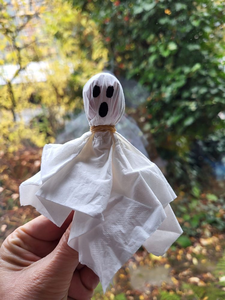 Gebasteltes Gespenst: 1 Lolly, darüber mittig ein Taschentuch legen und unter dem "Kopf" mit einem Gummiband fixieren. Drei schwarze Kreise stellen die aufgerissenen Augen und den Mund dar.