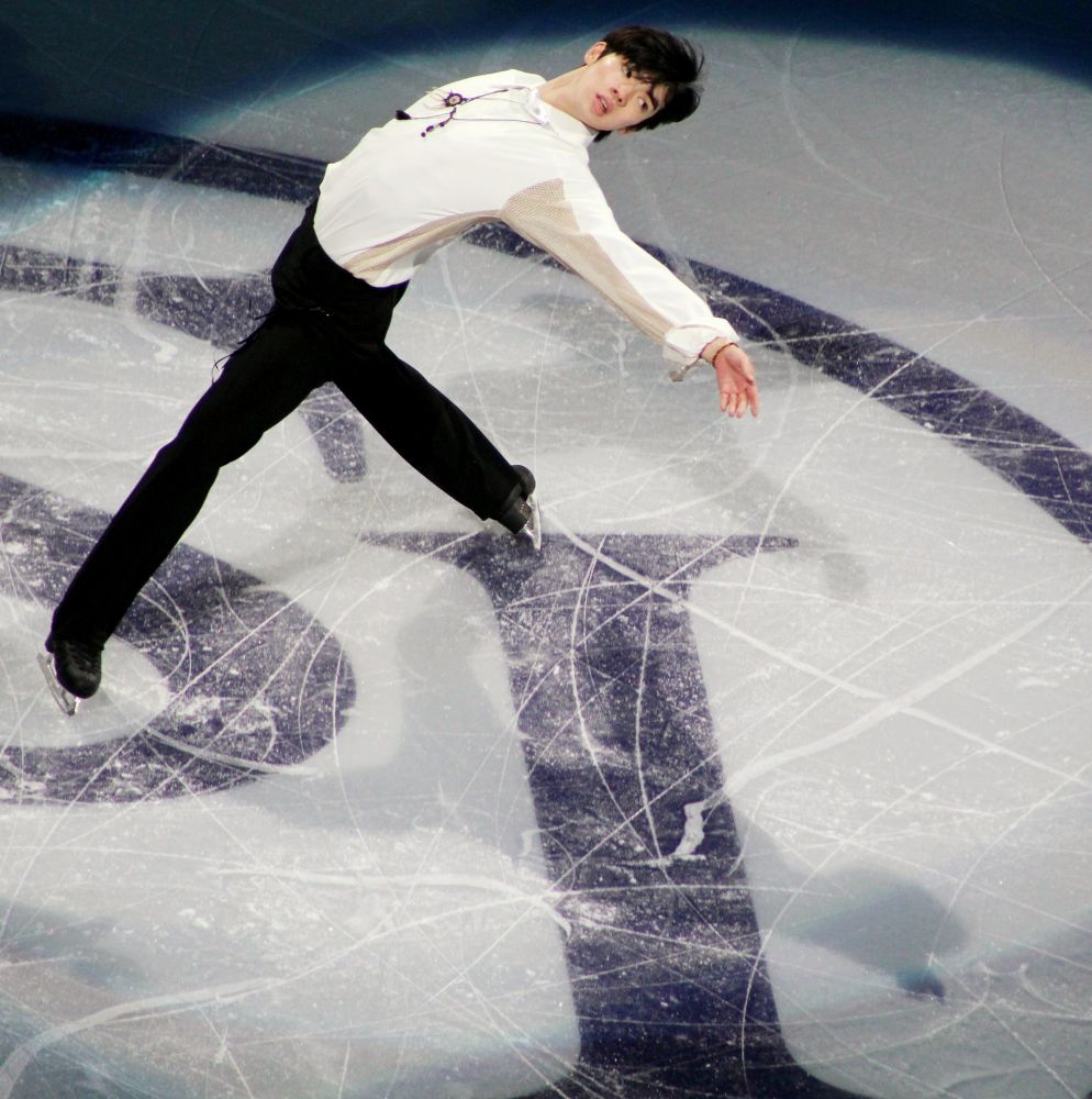 CHA JUNHWAN INA BAUER IN EXHIBITION LIGHTING!!!! Never gets old. 