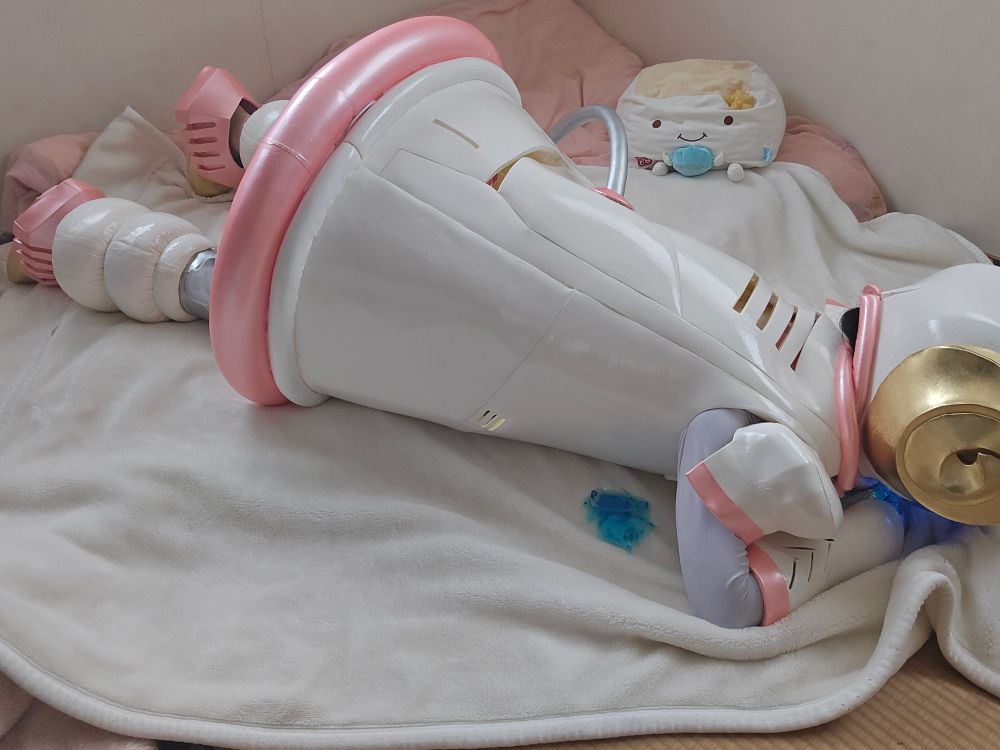 上半身が起き上がらなくて動けないうつ伏せオルト･シュラウド。くつろぎギアの姿。