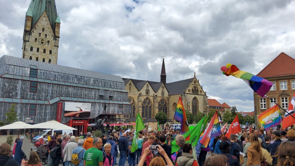 Anti-AfD-Demo am 23.08.2025 in Paderborn, Start auf dem Marktplatz vor Dom und Diözesanmuseum.