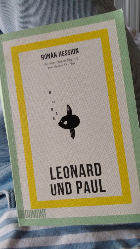 Bild des Covers von "Leonard und Paul" von Rónán Hession. 
Das Cover zeigt auf beugen Grund mittig einen kleinen schwarzen Mondfisch, der von oben nach unten perlend die Buchstaben des Wortes Roman wie Luftblasen ausstößt. 
Darüber steht in schwarzen Kapitälchen der Name des Autors, darunter der Titel des Buches.
Eingefasst wird das Ganze von einem gelben und mit etwas Abstand lindgrünen rechteckigen Rahmen.