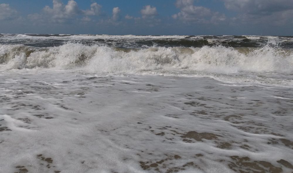 Tosende Meeresbrandung mit schäumender Gischt