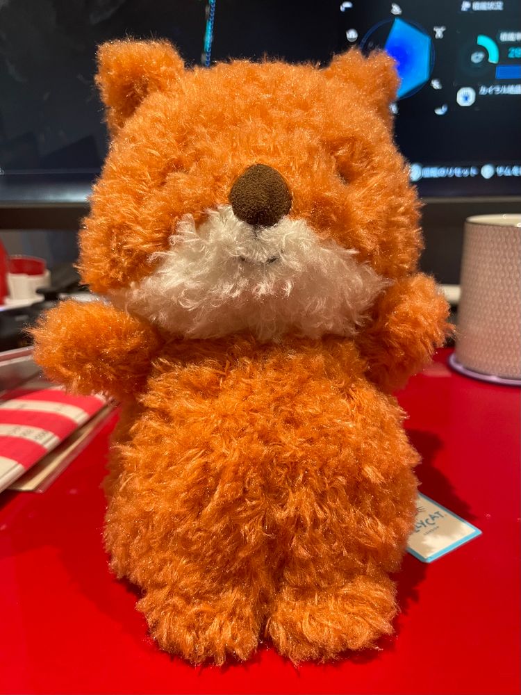 ２頭身くらいのキツネのぬいぐるみ。フワフワ。