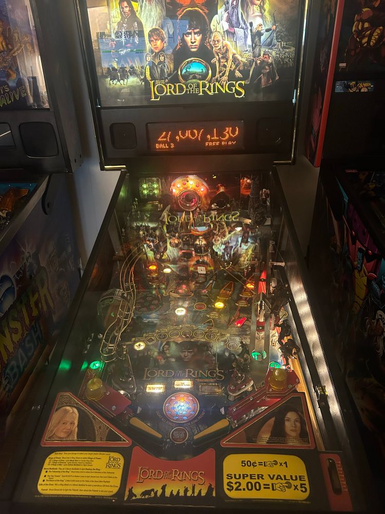 Photo of the lord of the rings pinball machine 