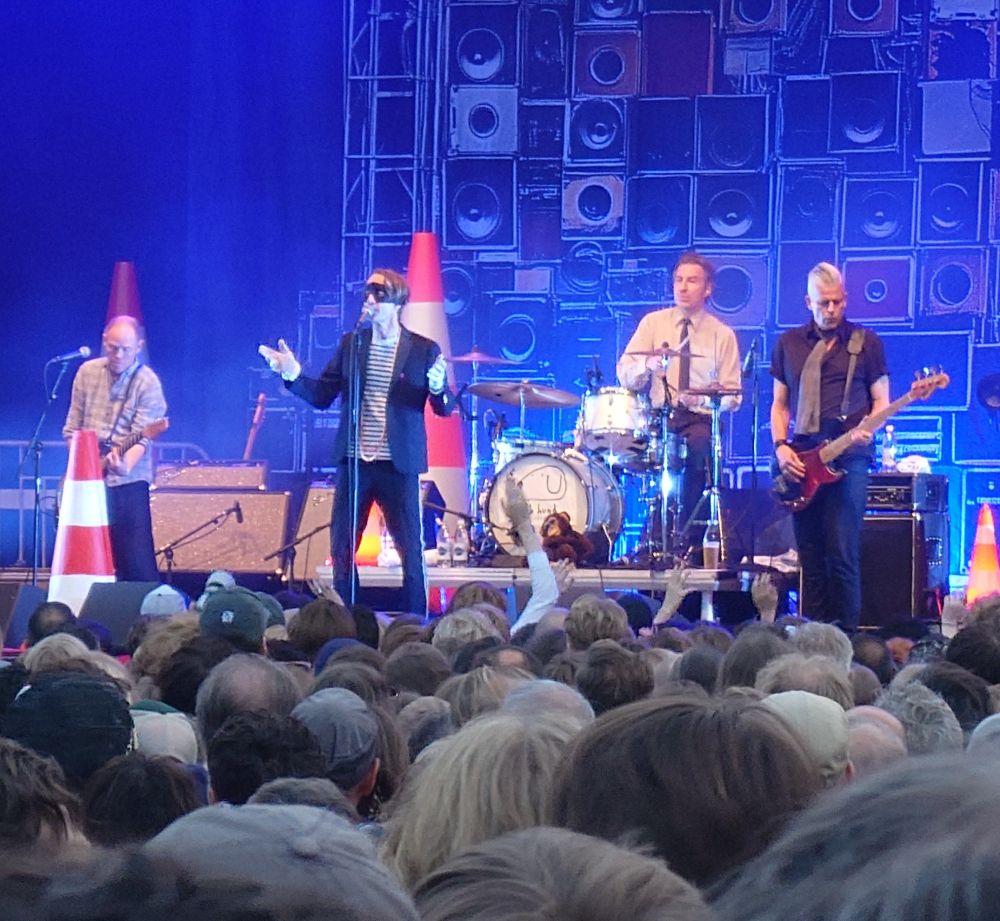 Delar av Bob Hund på scen. 
