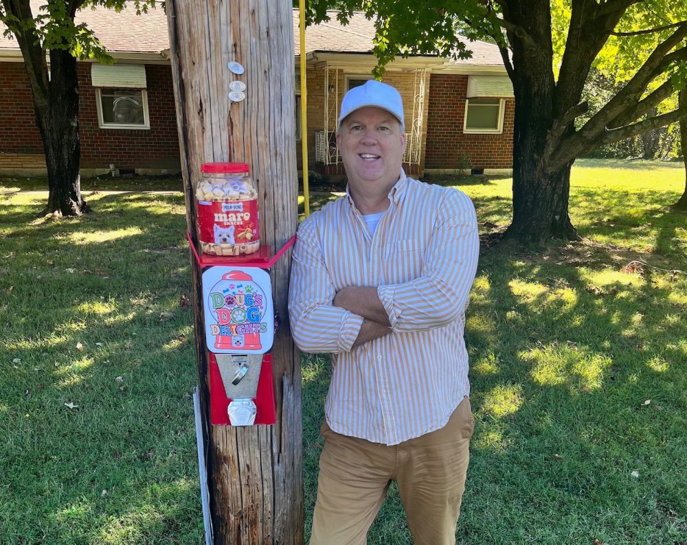 ‘Dogs don’t carry cash’: Dog treats are free in this frontyard gumball machine