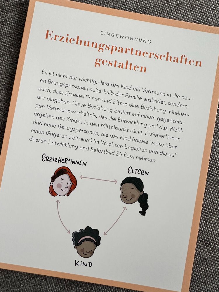 Foto von Karte "Erziehungspartnerschaften gestalten" aus dem Kartenset "Auf Augenhöhe durch die Kleinkindzeit". Darauf wird mit * geschrieben: Erzieher*innen