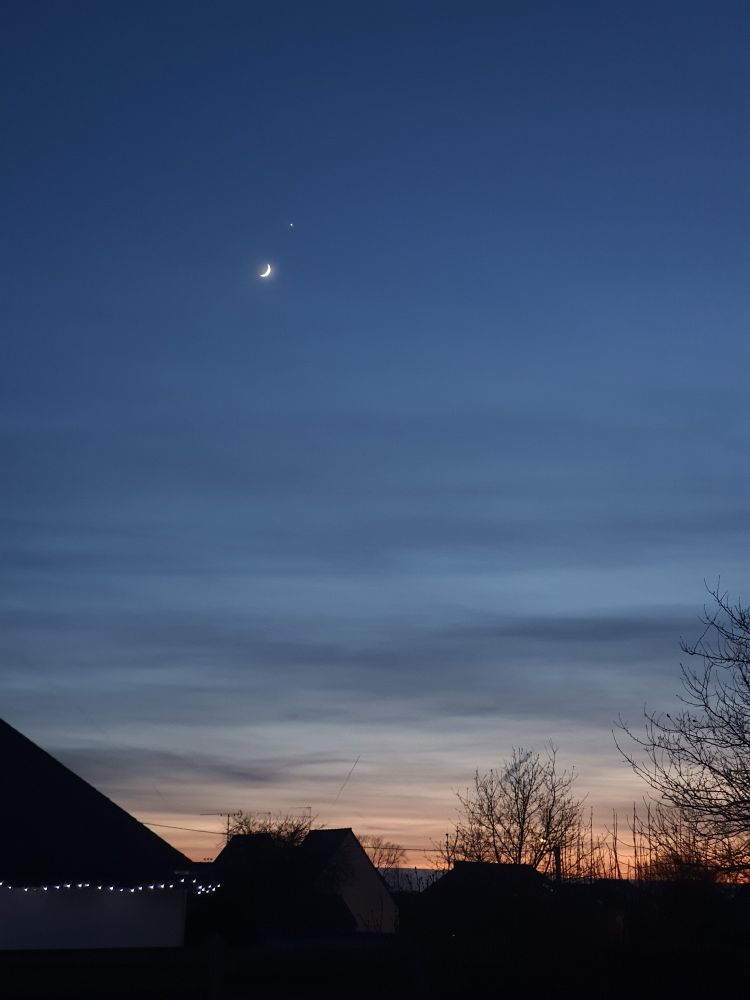 Horizon sud ouest, dégradé du ciel crépusculaire, la lune et vénus 