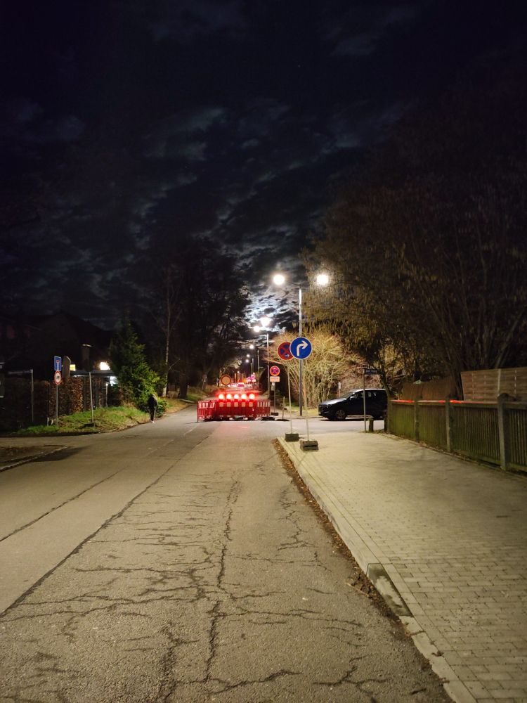 Foto einer gesperrten Straße bei Nacht