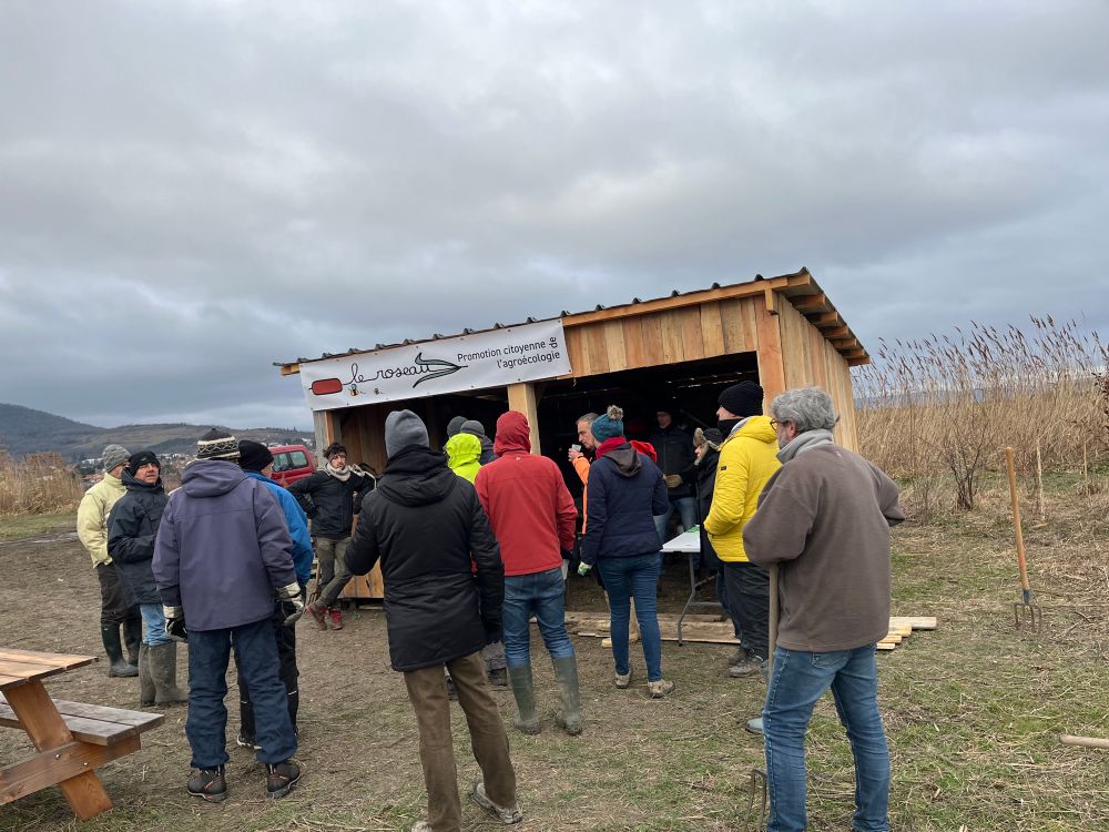 Bénévoles devant la cabane du roseau 