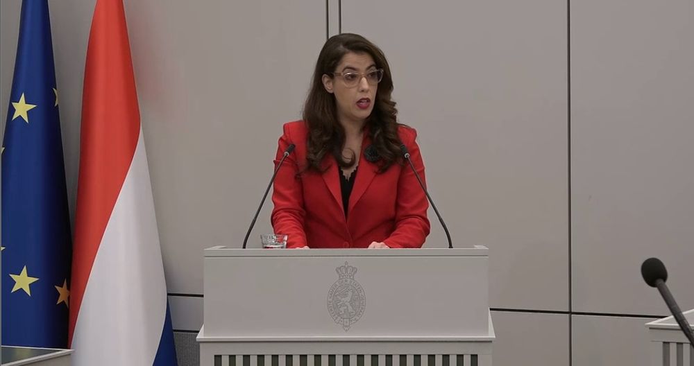 Foto van senator Fatimazhra Belhirch van D66 tijdens het debat over de begroting Buitenlandse Zaken op dinsdag 22 april 2025. 